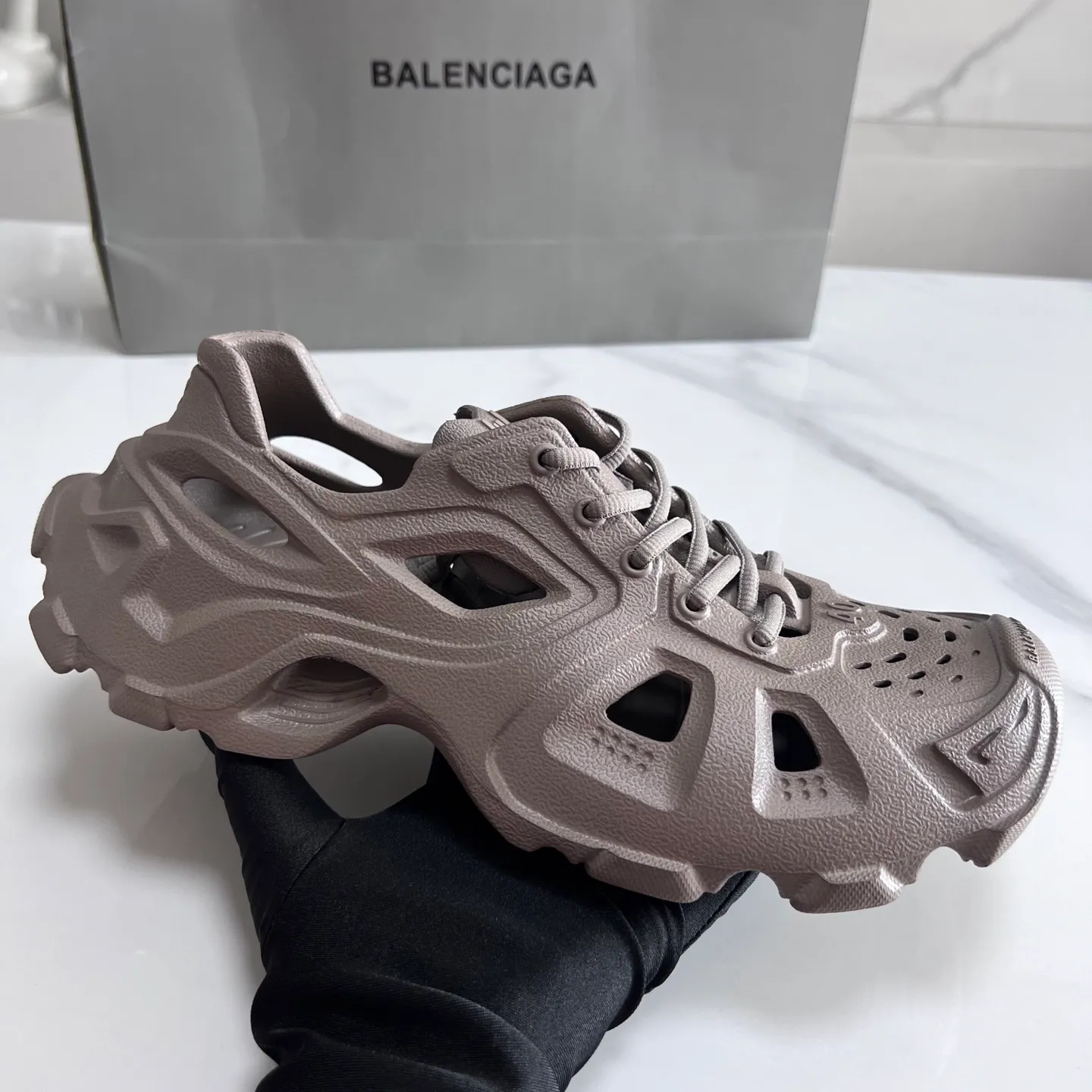 👟👟Ex-factory price 380👟👟 Balenciaga must-have beach shoes for summer: Men's and women's shoes are made of ultra-light 95% (injection molding) EVA plastic, 5% foam plastic foam cushioning material #Ultra-lightweight one-piece foam shoe mold ❗ New summer product, French high-end luxury brand - Balenciaga BALENCIAGA 3XL Rubber Low Top Sneakers 3XL version series summer beach wading versatile trendy lace-up casual sports hole sandals. Size: 35-46